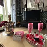 Romantisme et glamour avec spa, piscine et jardin