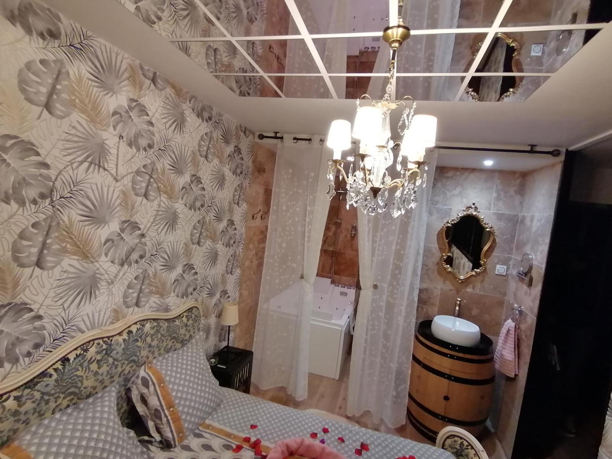 Appartement Romantisme Et Glamour Avec Spa, Piscine Et Jardin Dijon