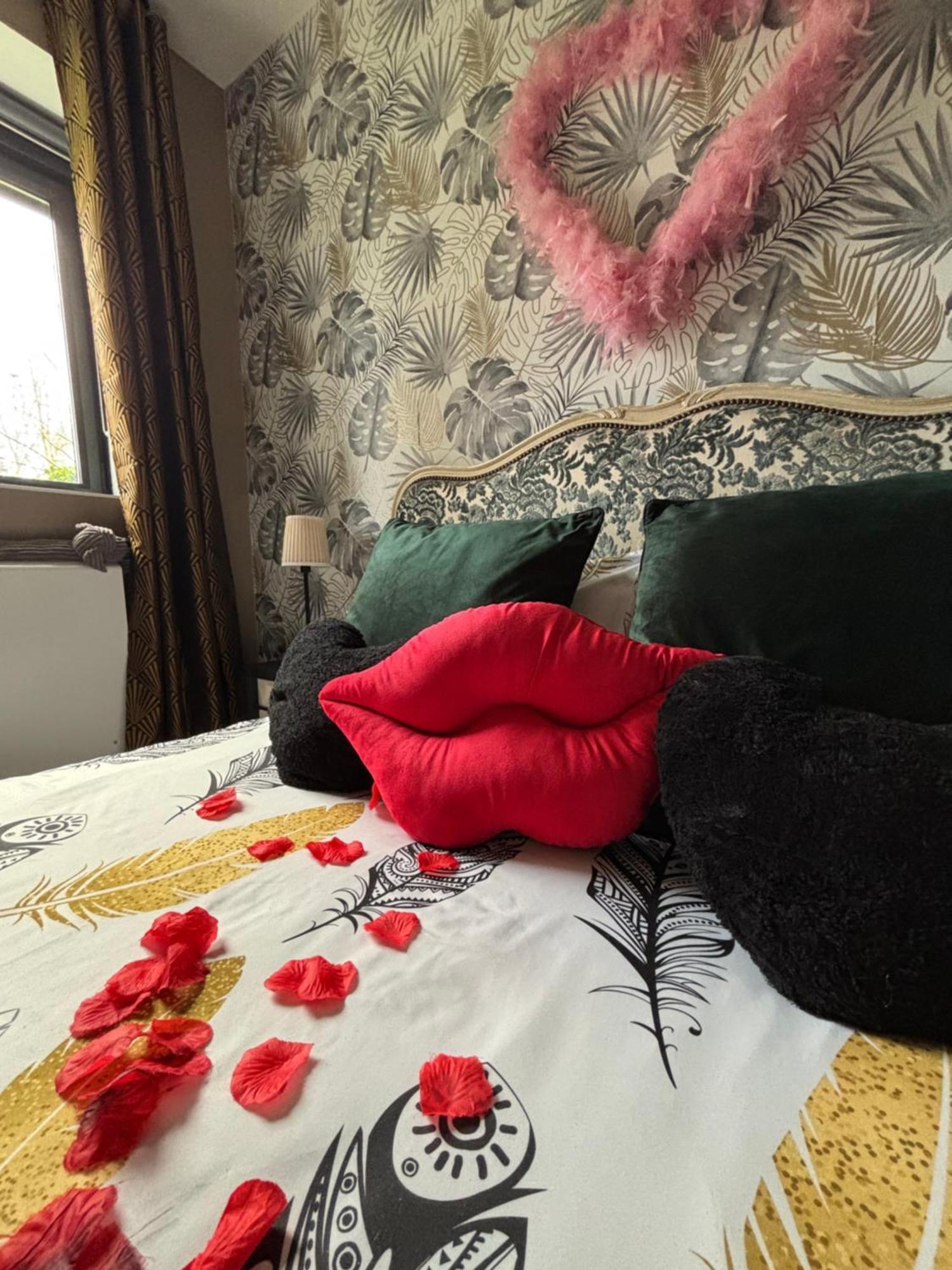 Appartement Romantisme Et Glamour Avec Spa, Piscine Et Jardin